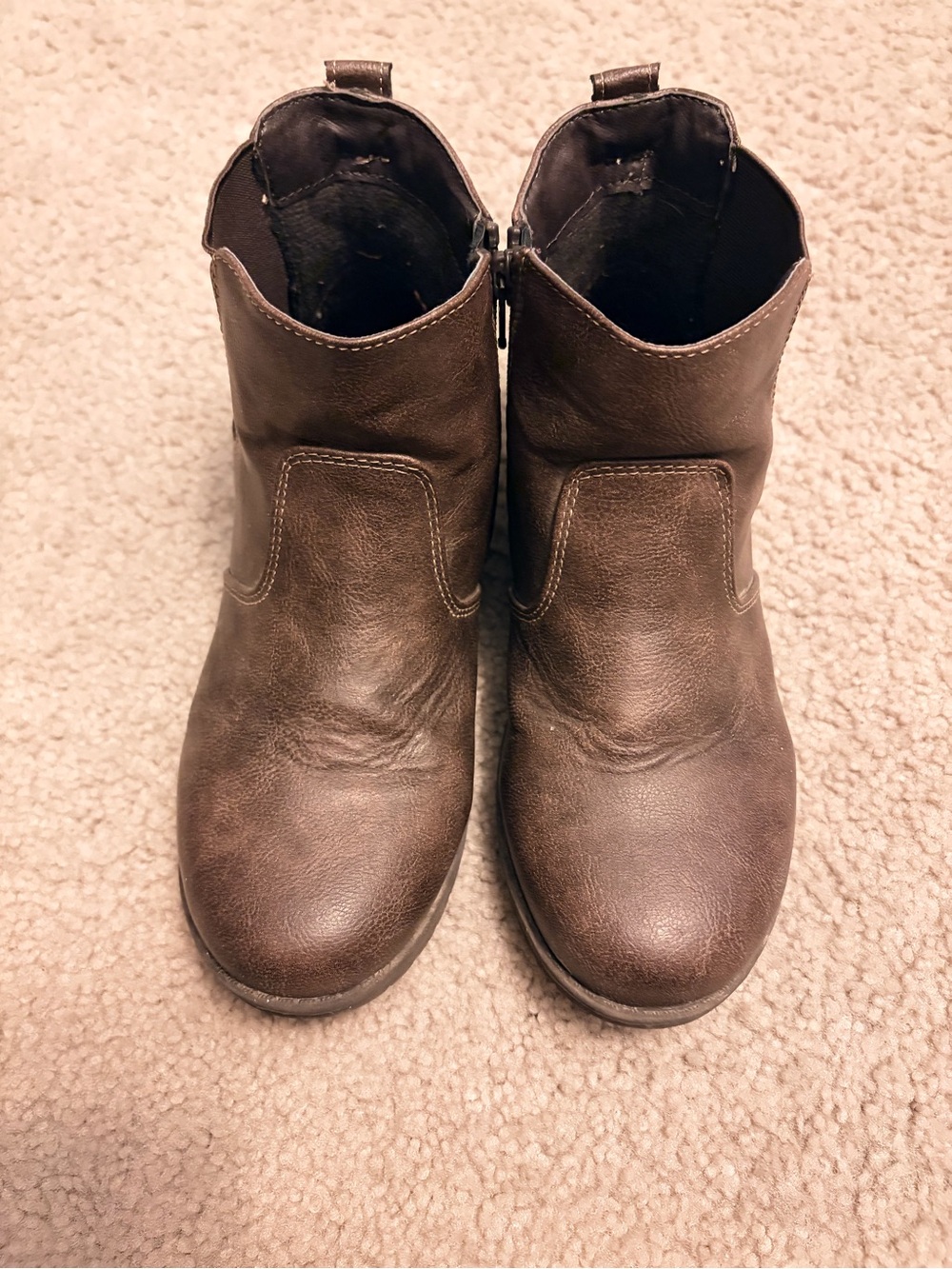 The Children's Place Brown Chelsea Boots for Kids - Picture 2 of 3